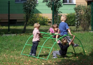 Dzieci wspinają się na drabinki na placu zabaw